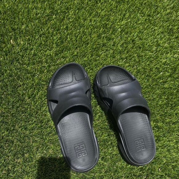 Givenchy - Picture 2 of 3